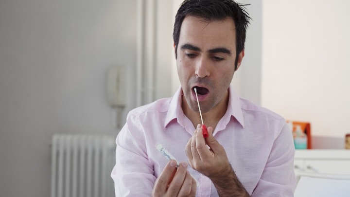 Žena mi je kupila DNK TEST iz zabave, a ono što sam saznao me je ŠOKIRALO: "Srušio mi se ceo svet"