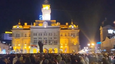 Evo koliko je bilo ljudi na protestu u NS: Vučićev podatak - mnogo manje 