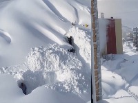 Sneg do krova zgrada: Neverovatni prizori sa Kamčatke (VIDEO)