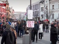 "Grudva koja je izazvala lavinu": Protest u Čačku, pa gađanje kartonskog Vučića
