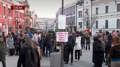 "Grudva koja je izazvala lavinu": Protest u Čačku, pa gađanje kartonskog Vučića