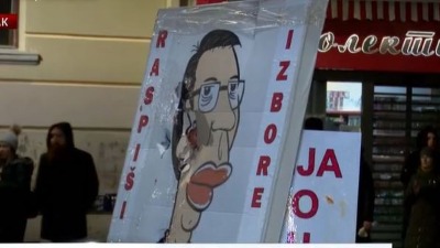 Čačani gađali Vučićev lik grudvama i jajima (VIDEO)