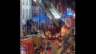 Urušio se sprat zgrade u Parizu: Veliki broj povređenih (VIDEO)