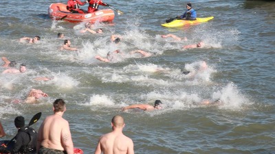 "Krsta NEMA, otišao niz Moravu!": Kada SNS organizuje plivanje za časni krst - to postaje POTOP, ali bukvalno!