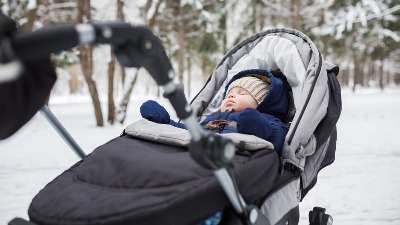 Roditelji u Skandinaviji ostavljaju BEBE ZIMI DA SPAVAJU NA OTVORENOM: Evo šta nauka kaže o tome 