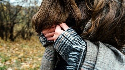 Da li ćete se razboleti ako izađete napolje sa mokrom kosom? Konačno razrešena dilema 