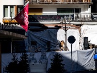 Konobarice nosile "zapaljeni" šampanjac pre požara u švajcarskom skijalištu: Ovo je početak horora (FOTO)