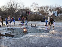 Pogledajte kako su Srbi u Rusiji na Bogojavljenje ušli u zaleđenu reku na minus 30 (VIDEO)