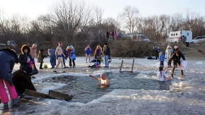 Pogledajte kako su Srbi u Rusiji na Bogojavljenje ušli u zaleđenu reku na minus 30 (VIDEO)