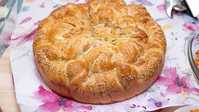 Luda pogača bez kvasca: Meša se običnom viljuškom, a naraste toliko da ne može da stane u tepsiju