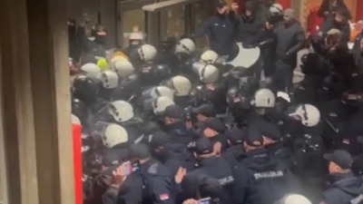Policija primenila SILU na Filozofskom u NS: Studenti IZBAČENI iz zgrade (VIDEO)