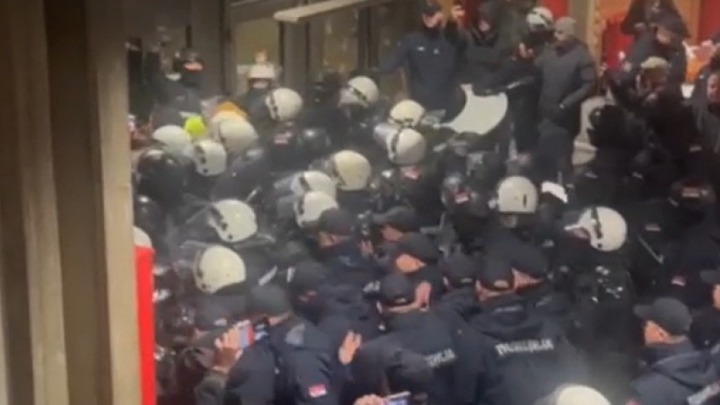 Policija primenila SILU na Filozofskom u NS: Studenti IZBAČENI iz zgrade (VIDEO)
