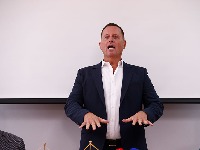 Tramp smenio Grenela!