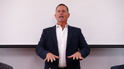 Tramp smenio Grenela!