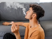 Trik koji uklanjanja miris duvana iz kuće: Kada se uvuče u zidove i nameštaj samo JEDNA STVAR deluje 