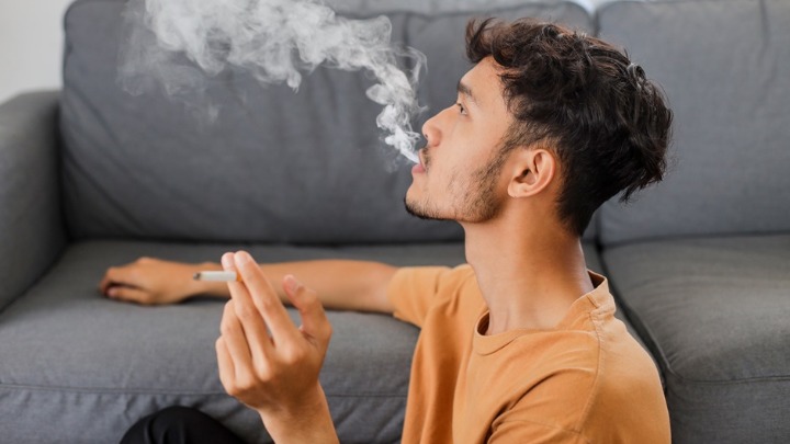 Trik koji uklanjanja miris duvana iz kuće: Kada se uvuče u zidove i nameštaj samo JEDNA STVAR deluje 