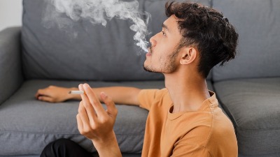 Ako ste prvu cigaretu zapalili pre 20. godine, lekari upozoravaju na ove posledice