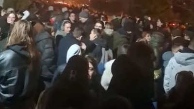 Protest studenata ispred zaključanog FIlozofskog u NS: "Kako to, ako nije u blokadi" (VIDEO)
