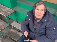 Baka prodaje čarape na hladnoći, bolesna je i ima malu penziju: Influenser potezom rasplakao Srbiju (VIDEO)