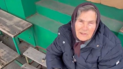 Baka prodaje čarape na hladnoći, bolesna je i ima malu penziju: Influenser potezom rasplakao Srbiju (VIDEO)