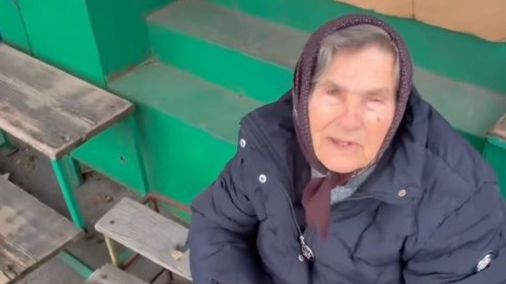 Baka prodaje čarape na hladnoći, bolesna je i ima malu penziju: Influenser potezom rasplakao Srbiju (VIDEO)