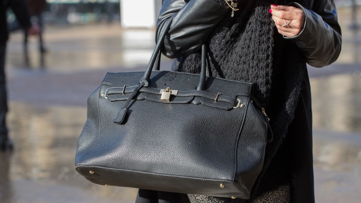 Zašto svaka žena treba u torbi da nosi aluminijumsku foliju: Rešiće vam najdosadniji problem