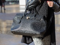 Zašto svaka žena treba u torbi da nosi aluminijumsku foliju: Rešiće vam najdosadniji problem