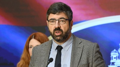 Radomir Lazović napadnut ispred Skupštine!