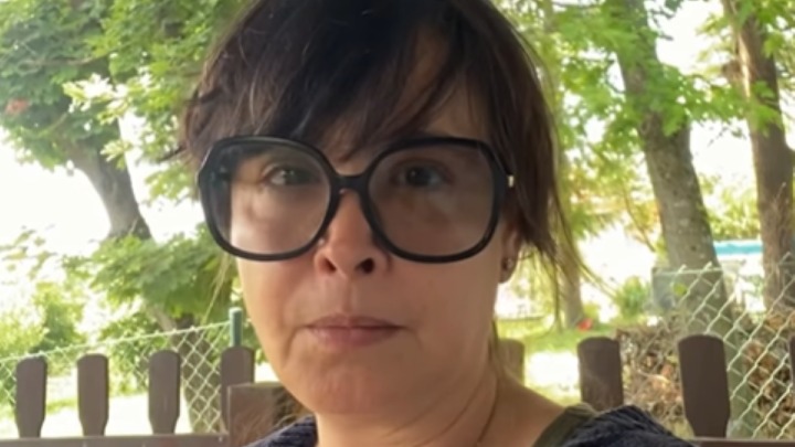 Naša glumica (53) okopava baštu i muze koze na selu kod Barajeva: "Sir je ispao kao francuski" (FOTO, VIDEO) 