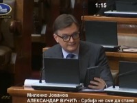 NIJE MILENKO JAPANAC: Hit scena u Skupštini - Jovanov sriče na engleskom (VIDEO)