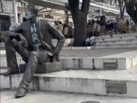 Oskrnavljen spomenik Borislavu Pekiću na Cvetnom trgu (VIDEO)