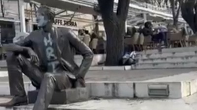 Oskrnavljen spomenik Borislavu Pekiću na Cvetnom trgu (VIDEO)