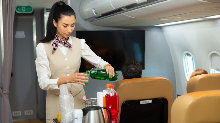 Bivša stjuardesa upozorava: "Ove napitke NIKADA NE PIJTE U AVIONU - razlog je ODVRATAN"