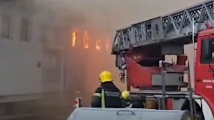 Gore magacini sa pamukom, svilom, vatra sve guta: Detalji borbe sa stihijom u Novom Pazaru (FOTO, VIDEO)