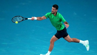 Novak lansirao loptu pored terena - tik pored glave devojčice: Navijači "pretrnuli" (VIDEO)