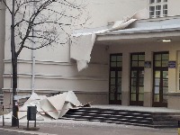 Otpao deo fasade sa zgrade Gimnazije (FOTO)