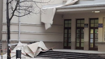 Otpao deo fasade sa zgrade Gimnazije (FOTO)