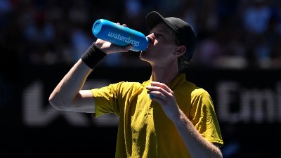 Legendarni as udario na Australijan open zbog Sinera