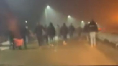 Sačekuša u Tuzli: Navijači Crvene zvezde napadnuti na putu kući iz Malmea, veliki broj povređenih! (VIDEO)