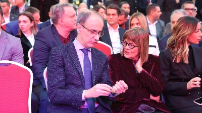 Otvorena škola u NS, ali đaka nigde - tu su Maja, Macut i Mićin: "Svi pačići došli, kao ĆACI stoje" (FOTO)