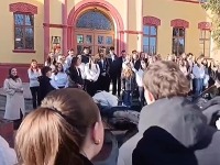 "Nisi poželjan u našoj školi“: Đaci Karlovačke gimnazije odbili da pevaju pred predsednikom Opštine (VIDEO)