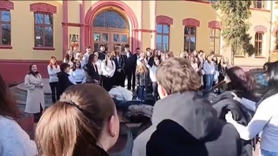 "Nisi poželjan u našoj školi“: Đaci Karlovačke gimnazije odbili da pevaju pred predsednikom Opštine (VIDEO)