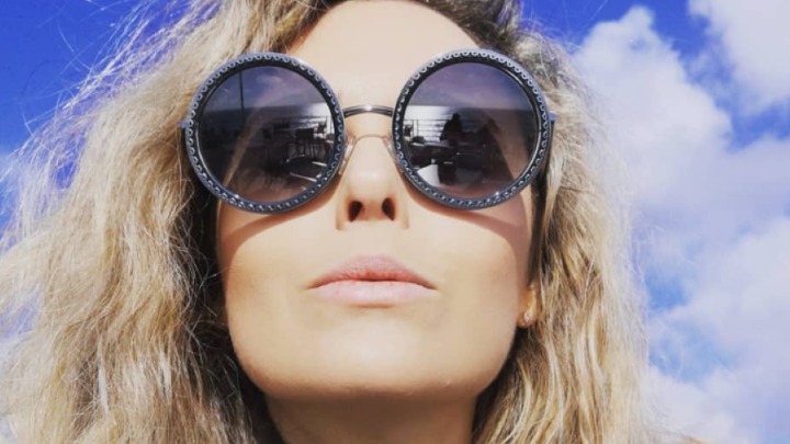 Naša glumica (45) objavila fotku U BIKINIJU i sve ostavila bez teksta: Zategnuto telo i tetovaža na intimnom delu (FOTO) 