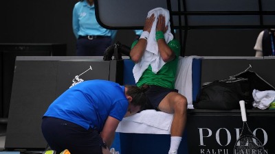 PROBLEM U NAJAVI Novakovo stopalo u jezivim ranama, navijači brinu (FOTO)