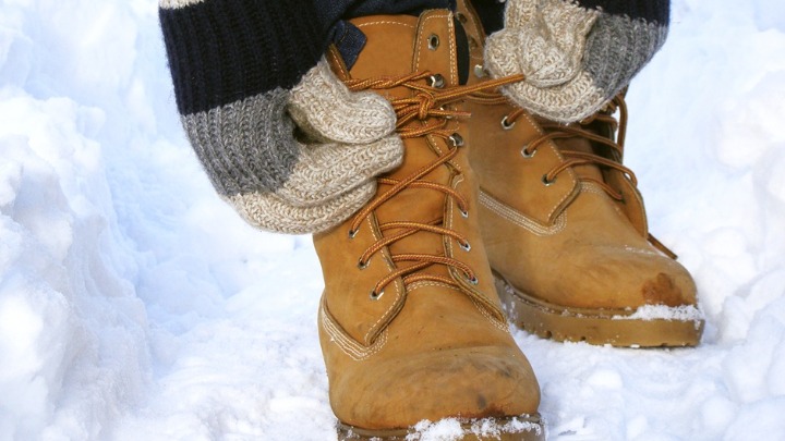 GENIJALAN TRIK da vam cipele postanu VODOOTPORNE za samo 5 minuta (VIDE0)