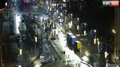 Uklanjaju se štandovi iz "božićnog seoceta“ ispred Skupštine (FOTO)