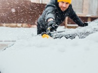 Sjajan TRIK kako da za 20 SEKUNDI bukvalno ODUVATE SNEG sa auta: Ljudi gledaju u neverici i pitaju se kako im ovo nije palo na pamet (VIDEO)
