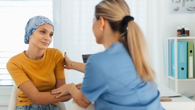 Tinejdžerka (17) umrla od RAKA DOJKE jer su lekari DVE GODINE IGNORISALI JEDAN SIMPTOM: Mislili su da je premlada 