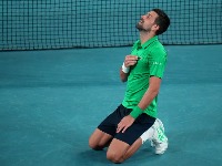 Đokovića "raznele" emocije: Slomio Sinera, pa pao na kolena, prekrstio se i ZAPLAKAO (VIDEO)