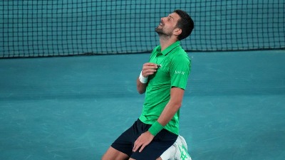 Đokovića "raznele" emocije: Slomio Sinera, pa pao na kolena, prekrstio se i ZAPLAKAO (VIDEO)